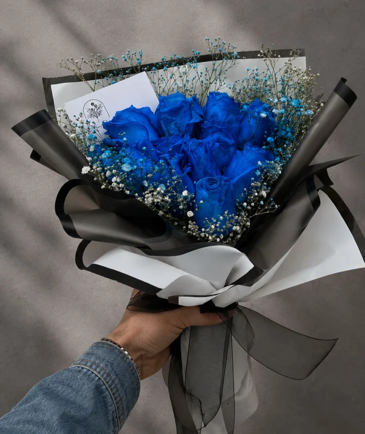 Rosas azules naturales con gipsofilia