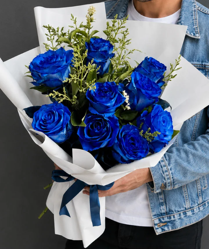 Rosas azules papel blanco
