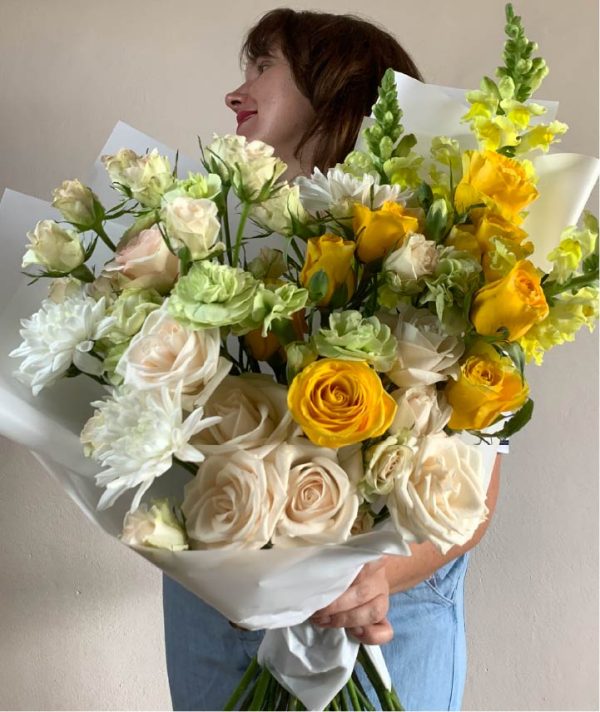 Ramo premium con rosas amarillas, rosas blancas, mini rosas, claveles verdes y flores de temporada.