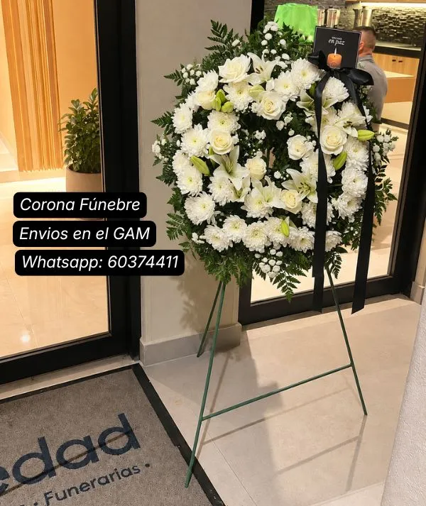 arreglo-funebre-luz-eterna-de-rosas-blancas corona funebre en una funeraria