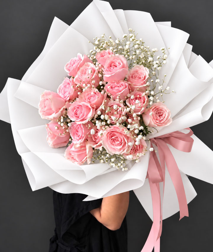 ramo-dulce-encanto-de-rosas-rosadas Ramo premium de rosas rosadas con gypsophila blanca, envoltura blanca de gran volumen y elegante lazo rosa.