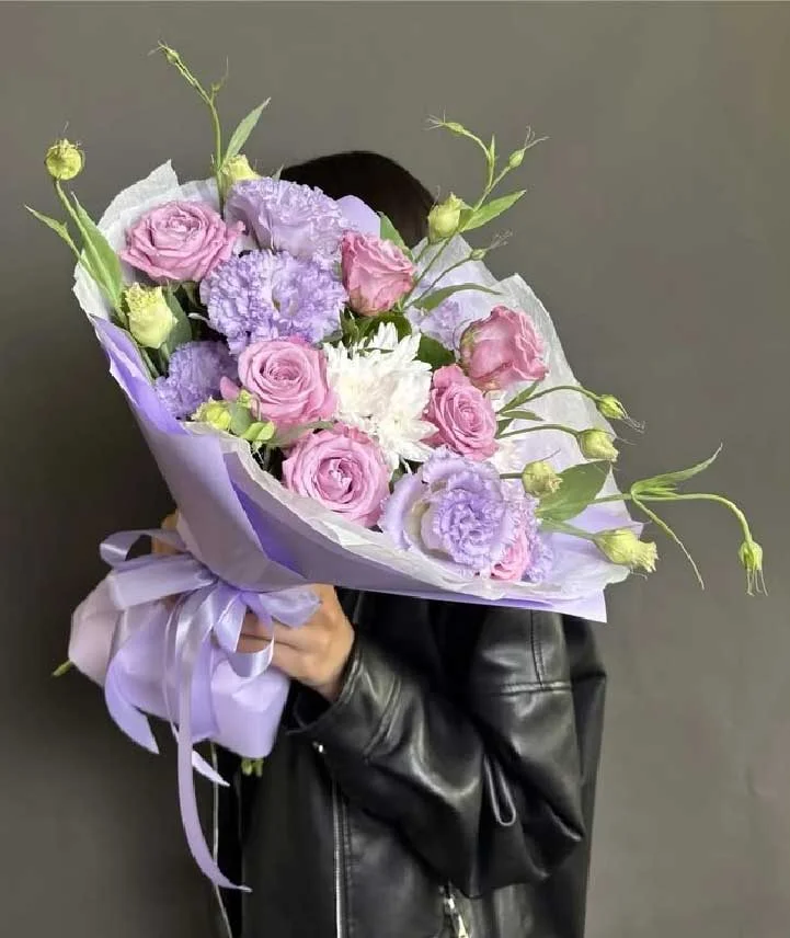 ramo-encanto-lavanda-de-rosas-y-lisianthus Ramo Encanto Lavanda con rosas y lisianthus en tonos lilas, rosados y blancos, presentado en elegante envoltura lavanda.