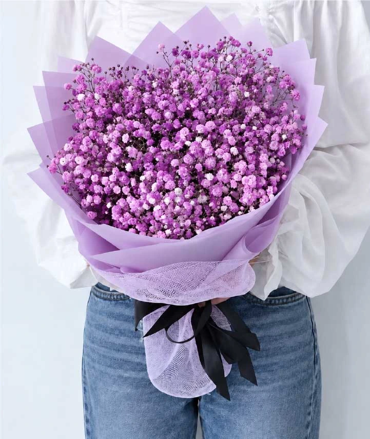 ramo-nube de-ensueño-en-gypsophila-lila Ramo premium de abundante gypsophila en tonos lila, lavanda y violeta con envoltura a tono y elegante lazo negro.